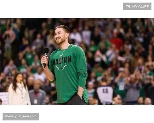 雷霆致敬传奇:休斯蒂斯与海沃德重返主场接受致敬 雷霆致敬传奇:休斯蒂斯与海沃德重返主场接受致敬